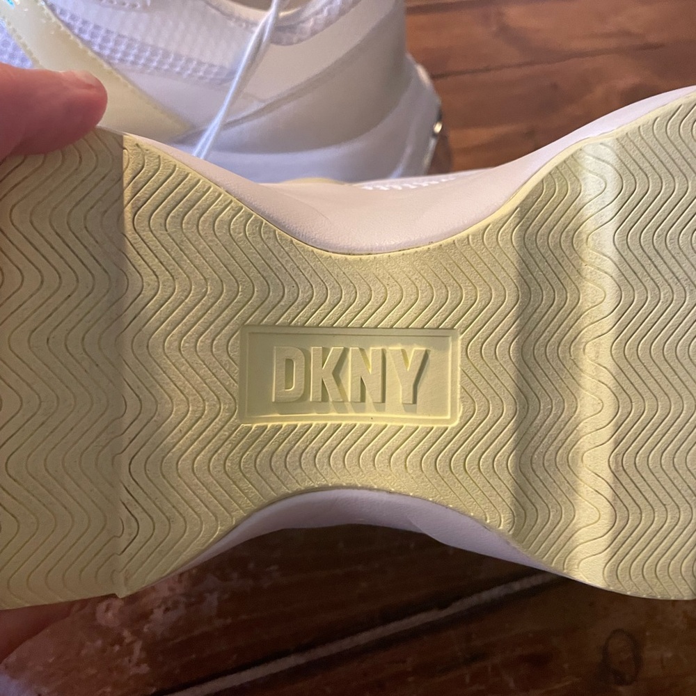 DKNY NWOT Juna Sneaker (Women) - - Picture 3 of 10